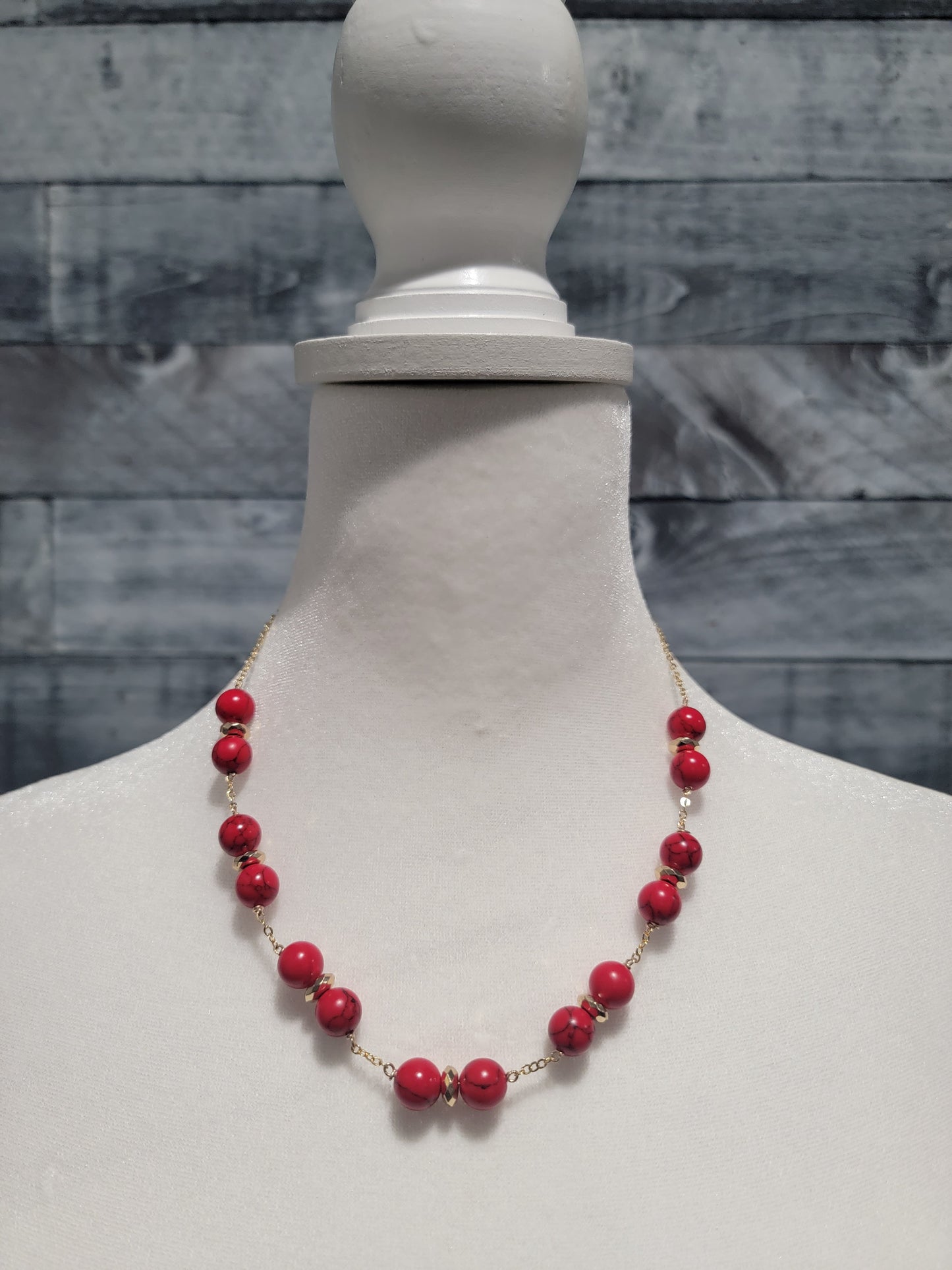 Collier de perles en howlite rouge