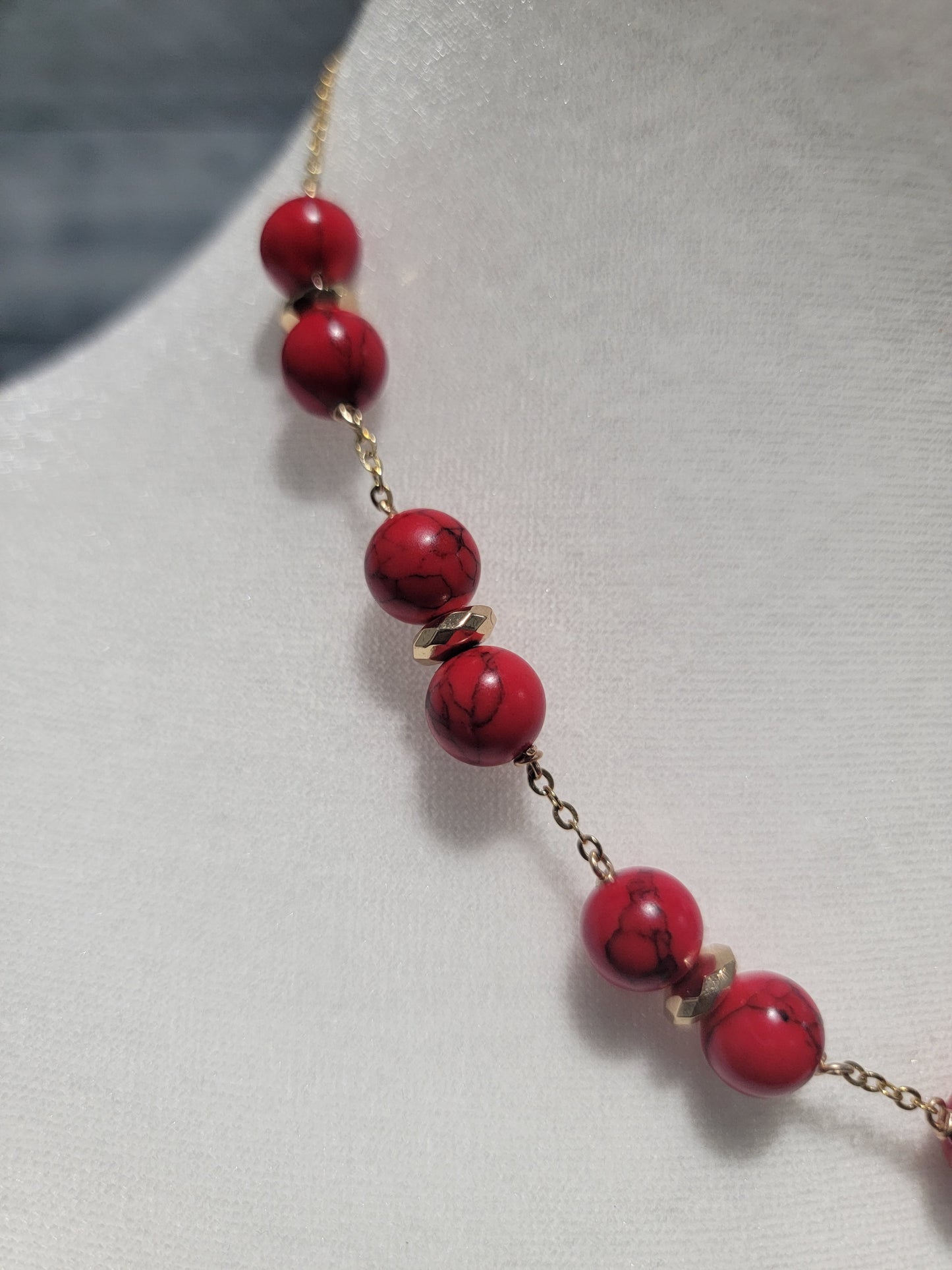 Collier de perles en howlite rouge